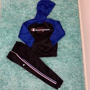 🚩Boys Champion track suit🚩 size 5/6